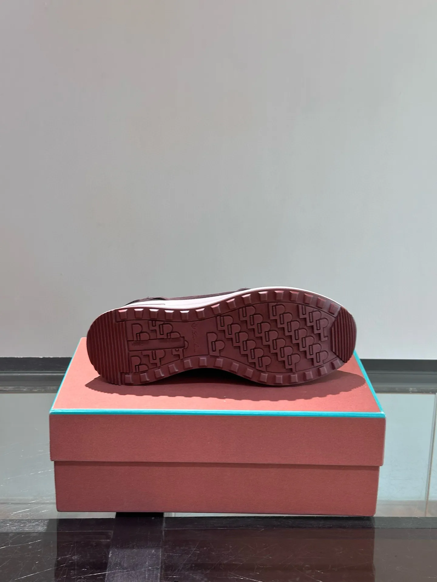 Factory price: 540💰Loro men's shoes💰iana niche Loro classic jogging shoes, men's lace-up casual shoes and sneakers, high-quality lightweight and comfortable fabrics, suitable for outdoor leisure, the color scheme is young and energetic, and it looks great with sportswear or casual suits! Size: 39-46 (customized sizes of 45 and 46 are non-refundable)
